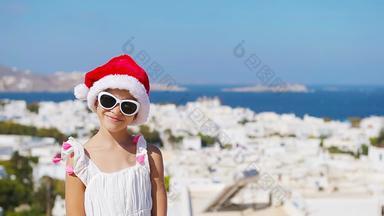 迷人的女孩白色衣服<strong>红色</strong>的他在户外背景米克诺斯孩子街典<strong>型</strong>的希腊传统的村白色墙色彩斑斓的<strong>门</strong>米克诺斯岛希腊